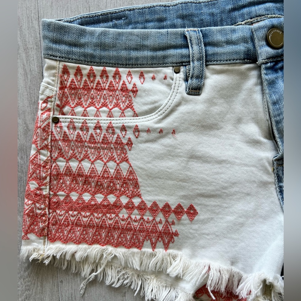 NWOT Blank Nyc Embroidered Jean Cutoff Shorts 27 - Picture 2 of 8